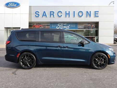 Used 2025 Chrysler Pacifica Limited image 2