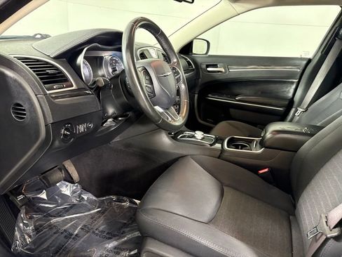 Used 2019 Chrysler 300 Touring w/ Chrome Appearance Package RWD image 22
