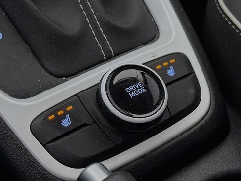 Used 2024 Hyundai Venue Limited image 23