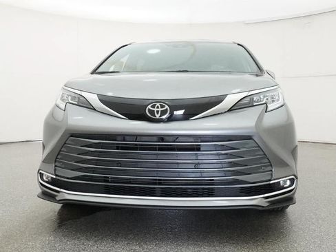 New 2026 Toyota Sienna Limited FWD image 31