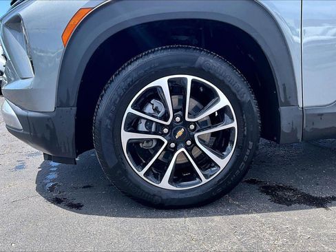 Used 2025 Chevrolet TrailBlazer LT AWD/4WD image 2
