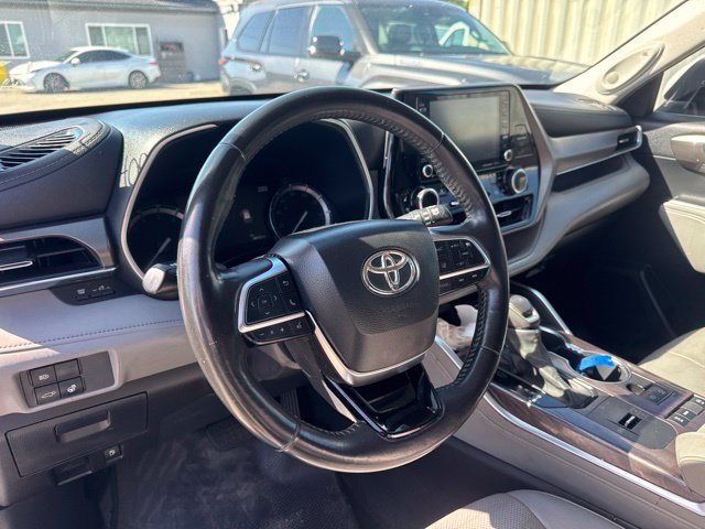 Used 2021 Toyota Highlander Limited FWD image 11