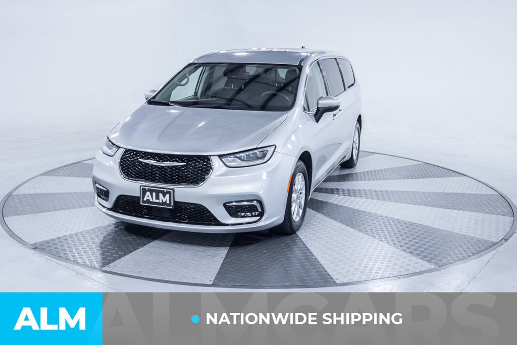 Used 2023 Chrysler Pacifica Touring-L FWD image 2