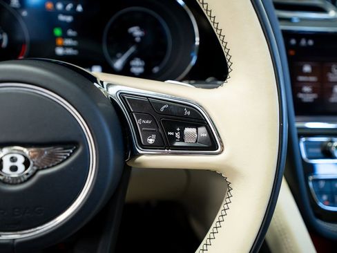 Used 2021 Bentley Bentayga Plug-In Hybrid AWD/4WD image 36