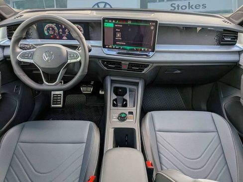 New 2026 Volkswagen Tiguan SE R-Line FWD image 16