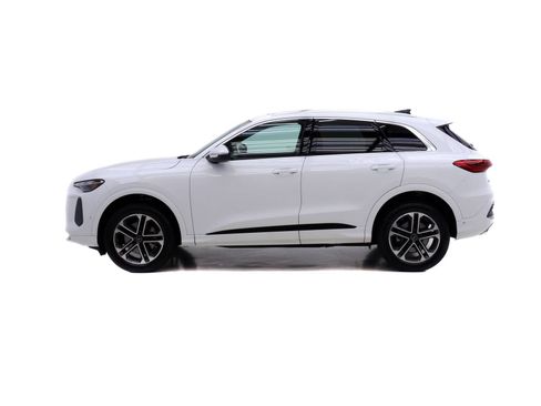 Certified 2025 Audi Q5 Premium AWD/4WD image 3