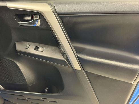 Used 2018 Toyota RAV4 XLE image 9
