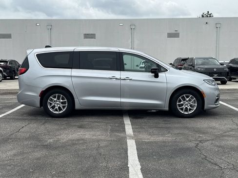 Used 2024 Chrysler Pacifica Touring-L FWD image 4