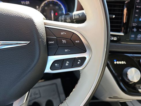 Used 2020 Chrysler Pacifica Limited image 23