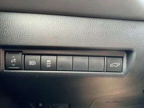 Used 2022 Toyota Venza LE AWD/4WD image 8