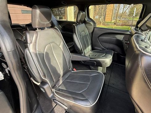 Used 2025 Chrysler Pacifica Limited FWD image 20