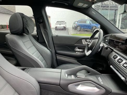Used 2025 Mercedes-Benz GLS 580 4MATIC image 17