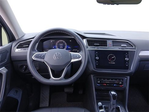 Used 2024 Volkswagen Tiguan SE w/ Panoramic Sunroof Package image 15