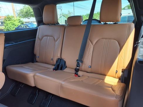 Used 2024 Ford Expedition Platinum image 9