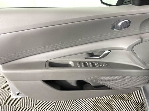 Used 2021 Hyundai Elantra SE FWD image 13