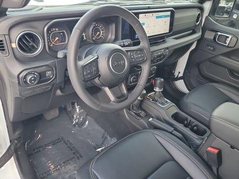 Used 2025 Jeep Gladiator Sport AWD/4WD image 16