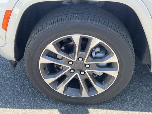 Used 2024 Jeep Grand Cherokee Overland w/ Luxury Tech Group IV image 14