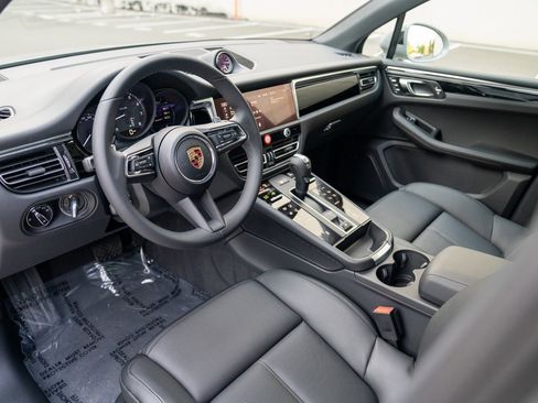 Certified 2025 Porsche Macan image 4