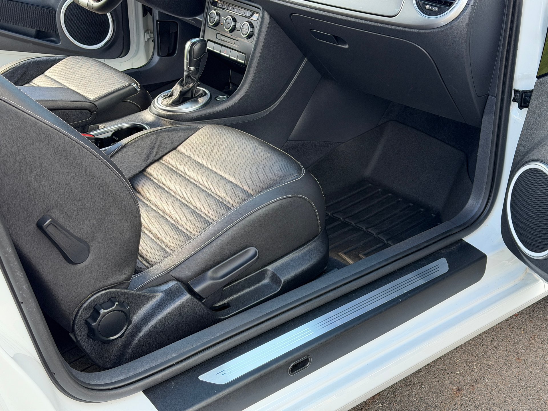 Used 2014 Volkswagen Beetle TDI FWD image 33