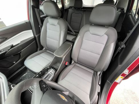 Used 2025 Chevrolet Trax LT image 36