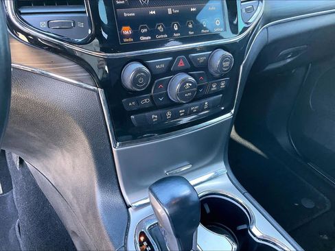 Used 2021 Jeep Grand Cherokee Limited w/ Luxury Group II image 32