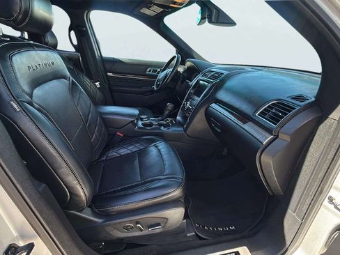 Used 2017 Ford Explorer Platinum image 12