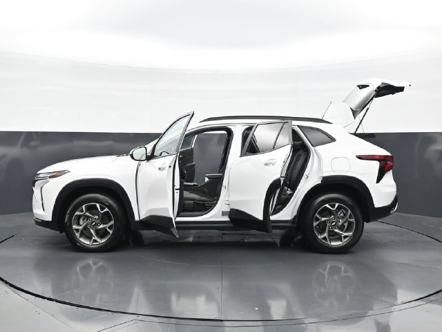 Used 2025 Chevrolet Trax LT FWD image 49