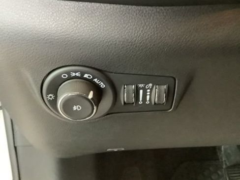 Certified 2025 Jeep Compass Latitude w/ Convenience Group AWD/4WD image 18