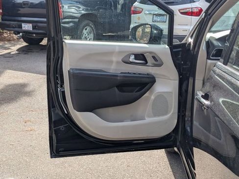 Used 2022 Chrysler Pacifica Touring-L image 24