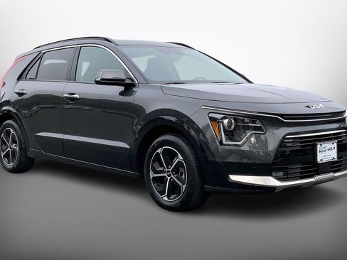 Used 2023 Kia Niro SX image 3