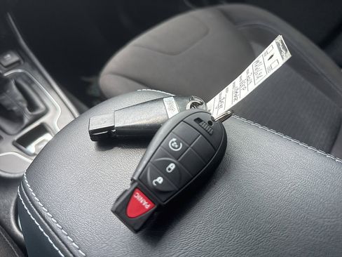 Used 2019 Jeep Cherokee Latitude w/ Cold Weather Group AWD/4WD image 61