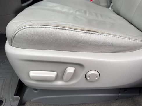 Used 2013 Toyota Sienna XLE image 17