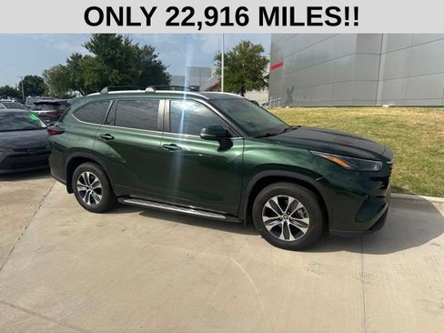 Used 2024 Toyota Highlander XLE FWD image 2