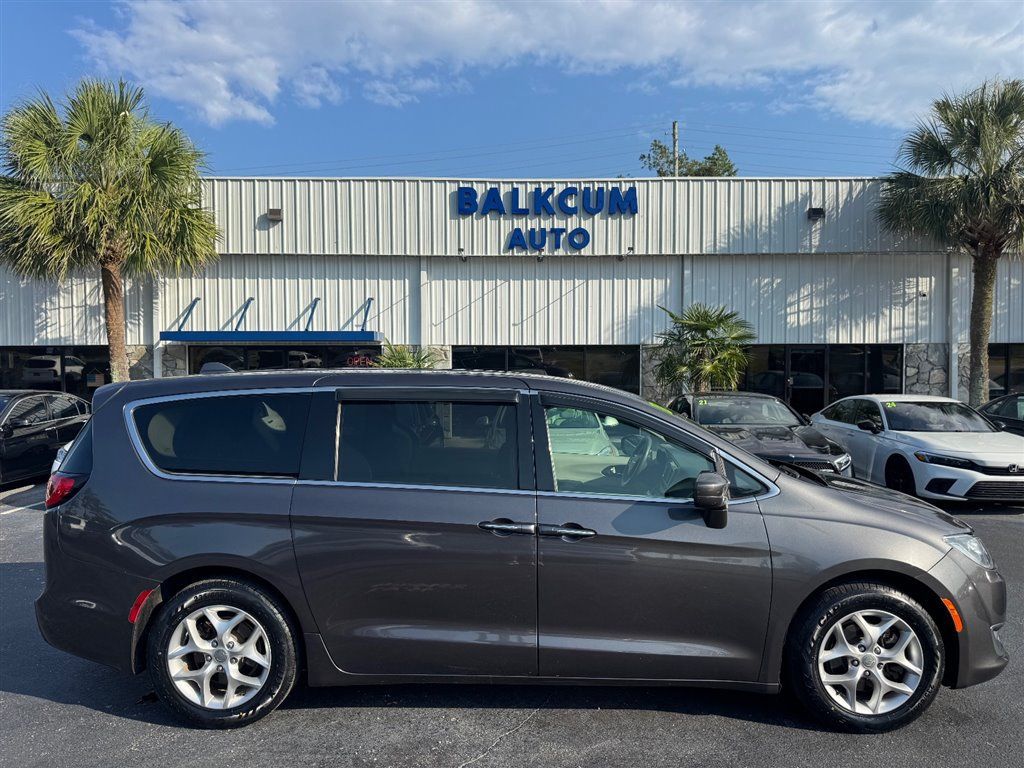Used 2018 Chrysler Pacifica Touring Plus w/ Tire & Wheel Group FWD image 1