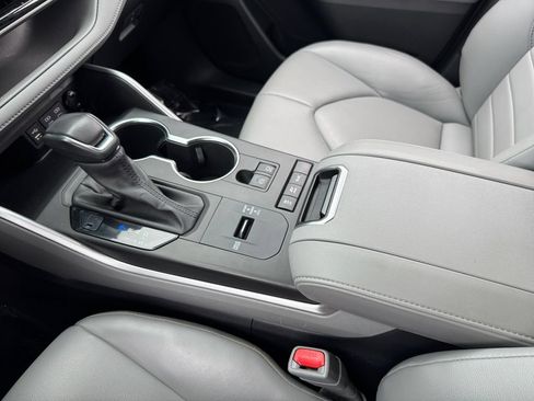 Used 2022 Toyota Highlander XLE AWD/4WD image 26