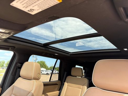 Used 2021 Chevrolet Tahoe Premier w/ Premium Package RWD image 10