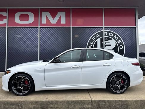 Used 2023 Alfa Romeo Giulia Veloce AWD/4WD image 15