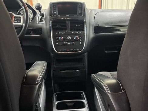Used 2018 Dodge Grand Caravan SE FWD image 17