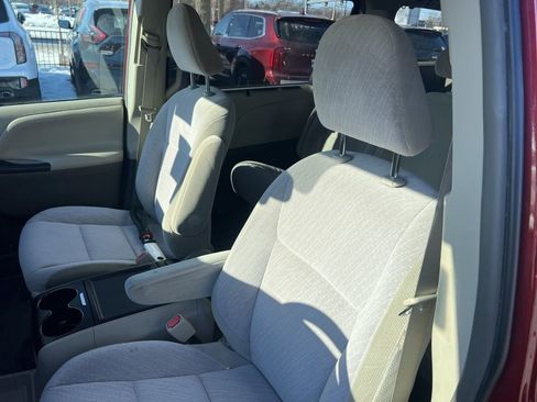 Used 2019 Toyota Sienna LE image 5