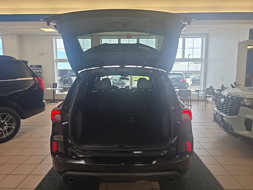 Used 2023 Ford Escape ST-Line w/ Tech Pack #1 AWD/4WD image 29