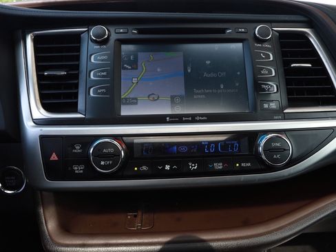 Used 2018 Toyota Highlander XLE FWD image 14