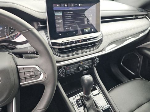 Used 2023 Jeep Compass Latitude image 24