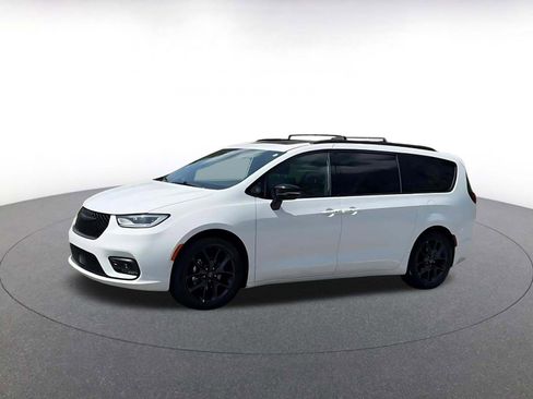 Used 2025 Chrysler Pacifica Limited FWD image 8