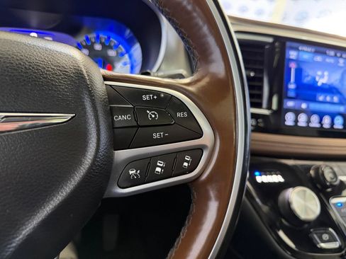 Used 2017 Chrysler Pacifica Limited FWD image 39