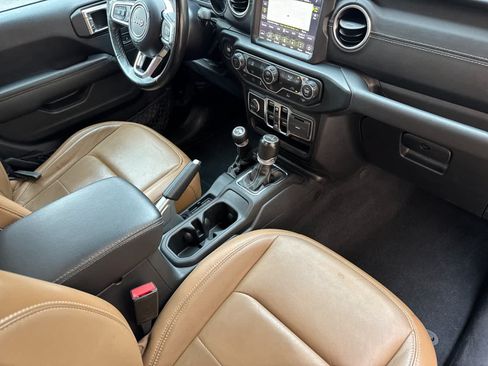 Used 2022 Jeep Wrangler Unlimited Sahara AWD/4WD image 15