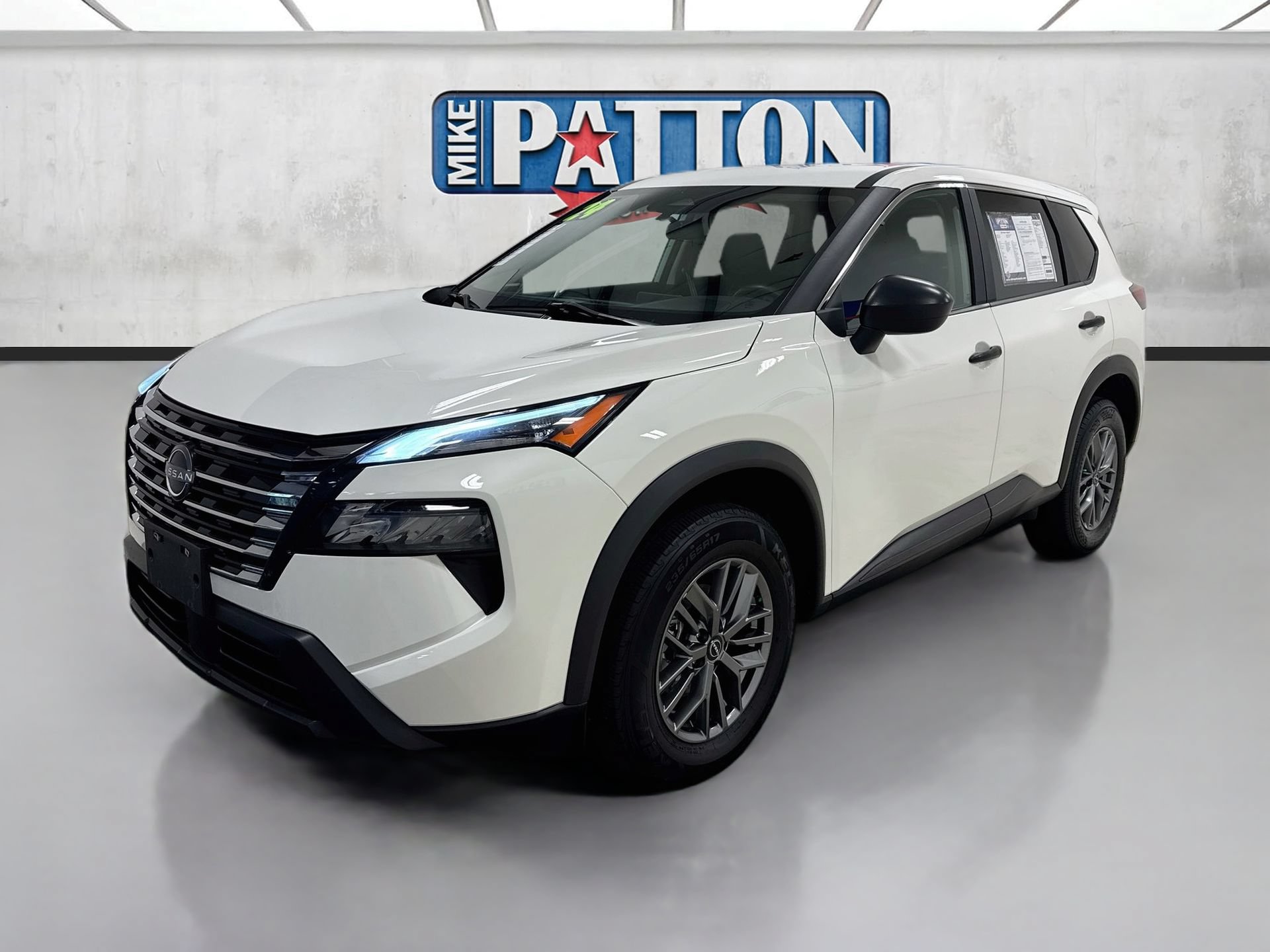 Used 2024 Nissan Rogue S AWD/4WD image 3