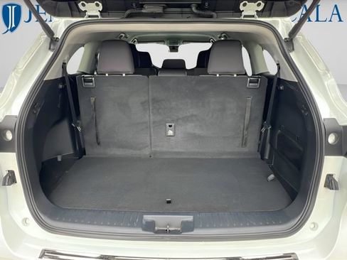 Used 2022 Toyota Highlander LE FWD image 9