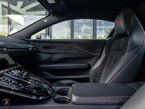 Used 2025 Aston Martin V8 Vantage Coupe image 23