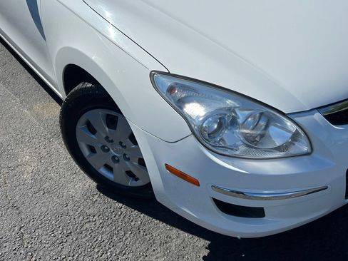 Used 2010 Hyundai Elantra GLS FWD image 2