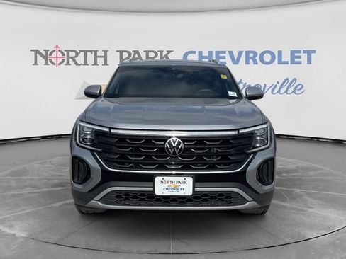 Used 2024 Volkswagen Atlas Cross Sport SE FWD image 2